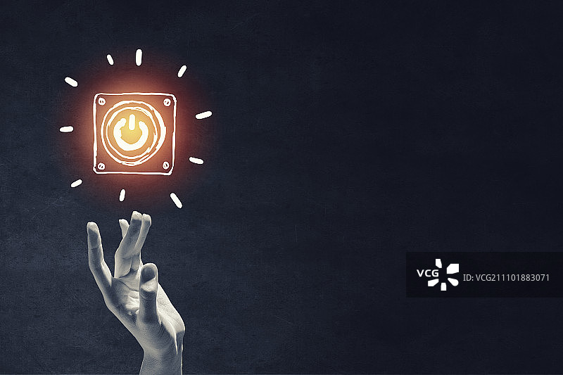 粉笔手绘黑板背景上的电源按钮图片素材