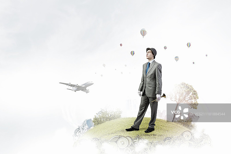 戴帽吹笛的滑稽男人，庆祝概念展示图片素材