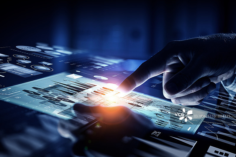 创新技术应用：商人用手指触摸媒体屏幕图片素材