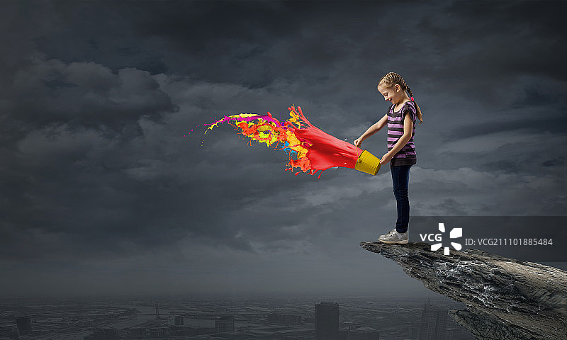 拿着水桶和彩色弹簧的可爱女孩图片素材