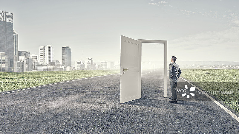 通往新机遇之门：商人站在敞开的门前做决定图片素材