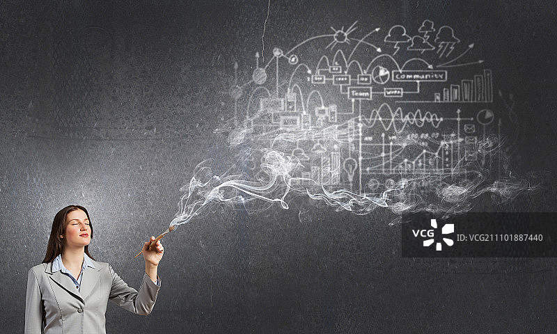 手持画笔的女人。拿着画笔的年轻漂亮女商人。创意概念图片素材