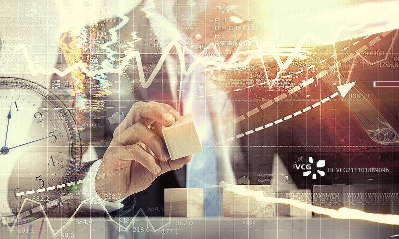 商人用空木块搭建金字塔特写，建设业务图片素材