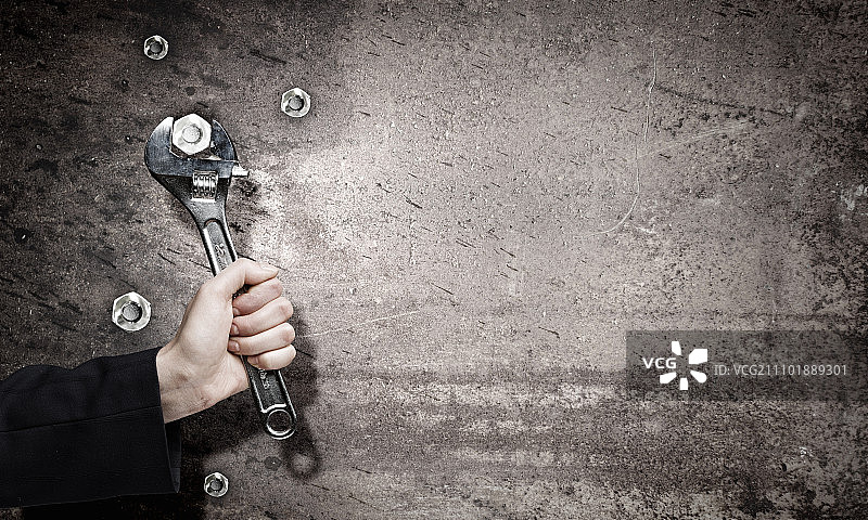 工人用扳手修理机械图片素材