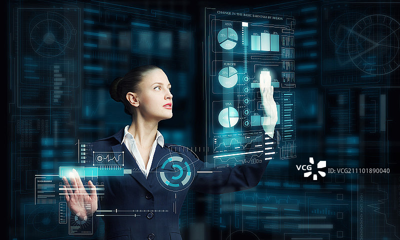 使用现代技术：迷人的微笑女商人使用虚拟面板界面工作图片素材