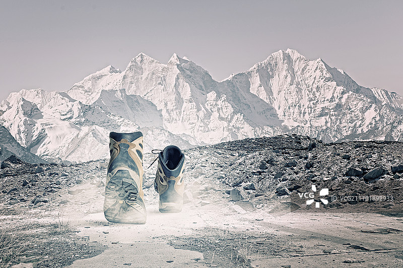徒步靴：行走在小路上的登山靴图片素材