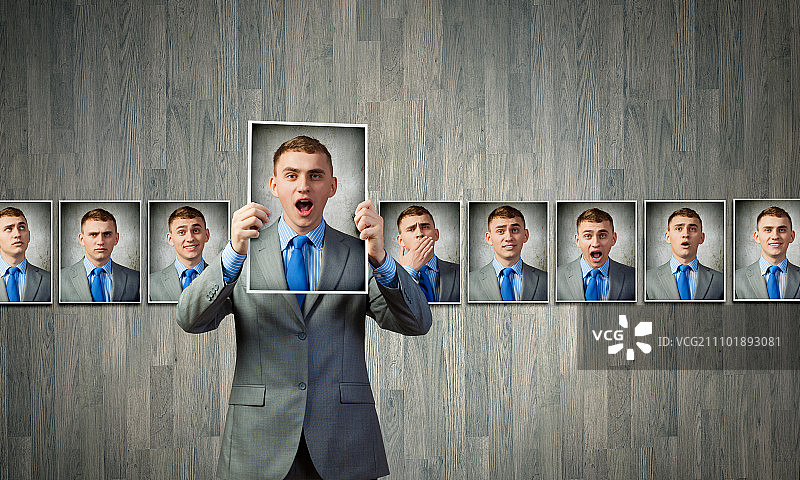 表达情绪的年轻英俊商人图片素材