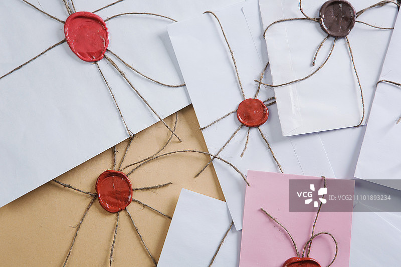 桌子上的带印章的信件。木质表面上带有蜡封的信封的旧邮件概念图片素材