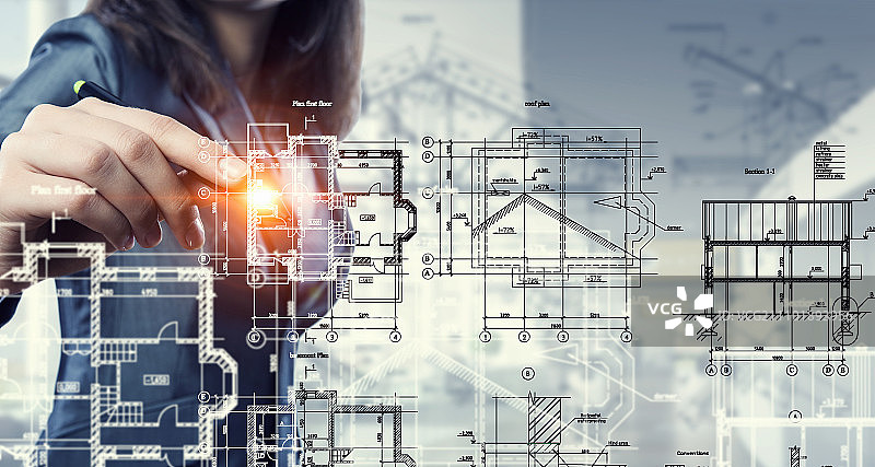 工作中女工程师：使用虚拟施工计划的女建筑师图片素材