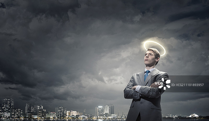 年轻圣徒商人头戴光环图片素材