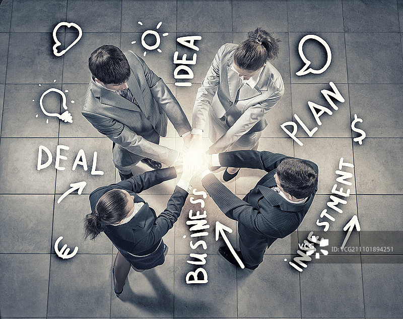 我们是团队。商务人士手叠在一起的俯视图图片素材
