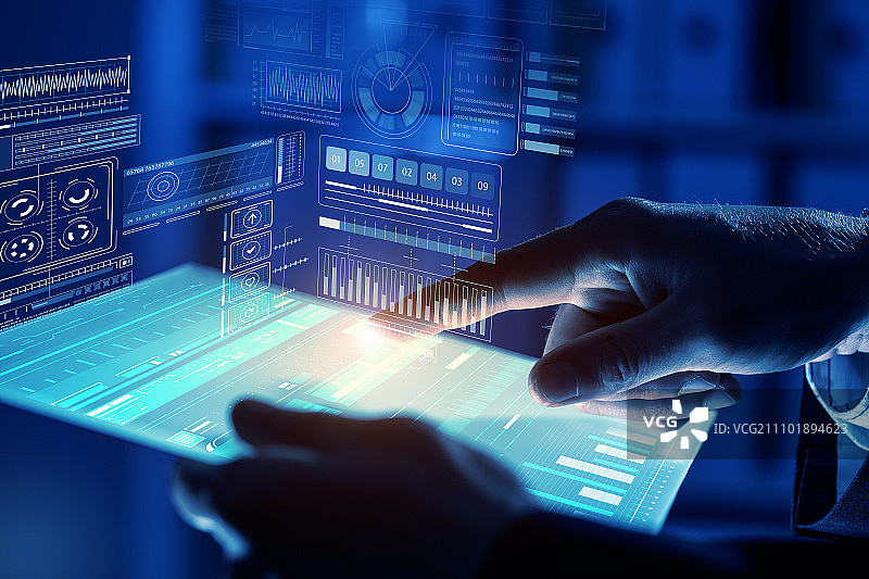 使用现代技术：人手操作虚拟面板特写图片素材