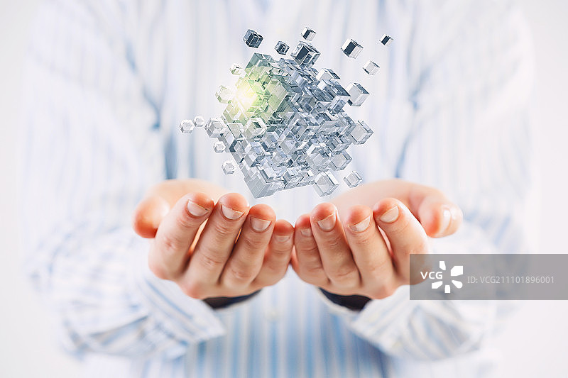 男性手中的立方体：手捧3D立方体概念图图片素材