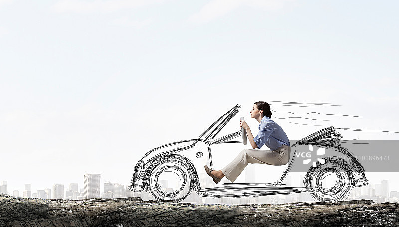 驾驶老式马车的女子，驾驶趣味马车的年轻幽默女性图片素材