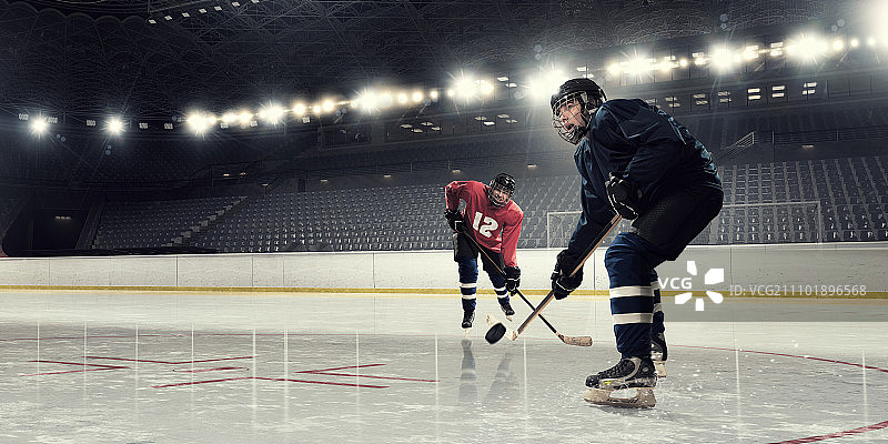 混合媒体冰球比赛，冰球运动员射击和进攻图片素材