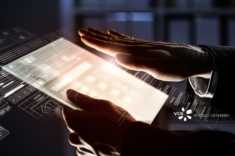 使用现代技术：人手操作虚拟面板特写图片素材