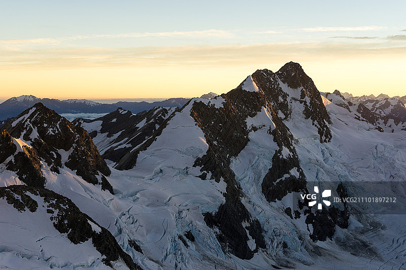 山峰。雪山和湛蓝的天空图片素材