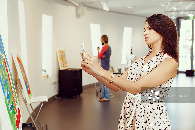 画廊里的年轻女子肖像图片素材