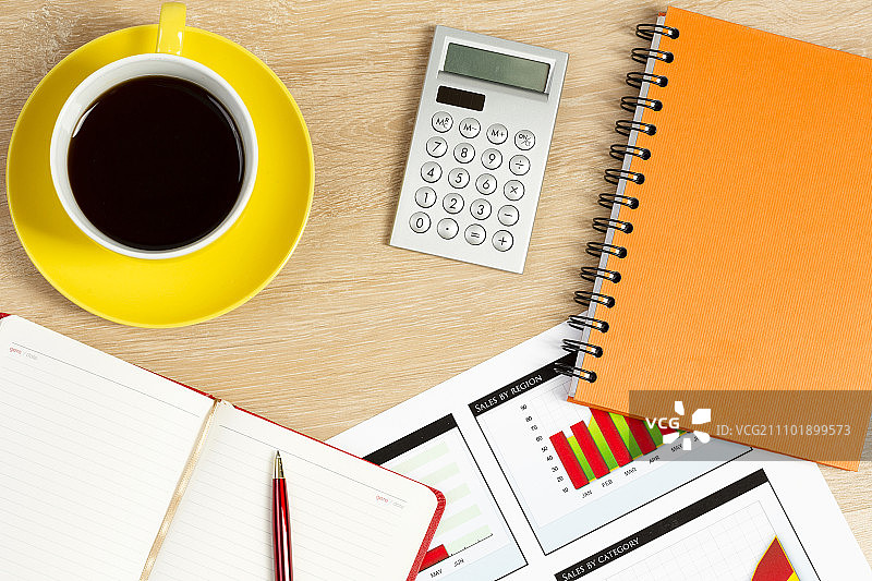 办公室工作场所，含咖啡和文具图片素材