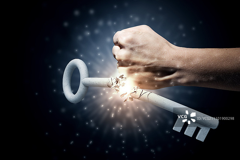 断裂的钥匙，男人用冲头敲断钥匙图片素材