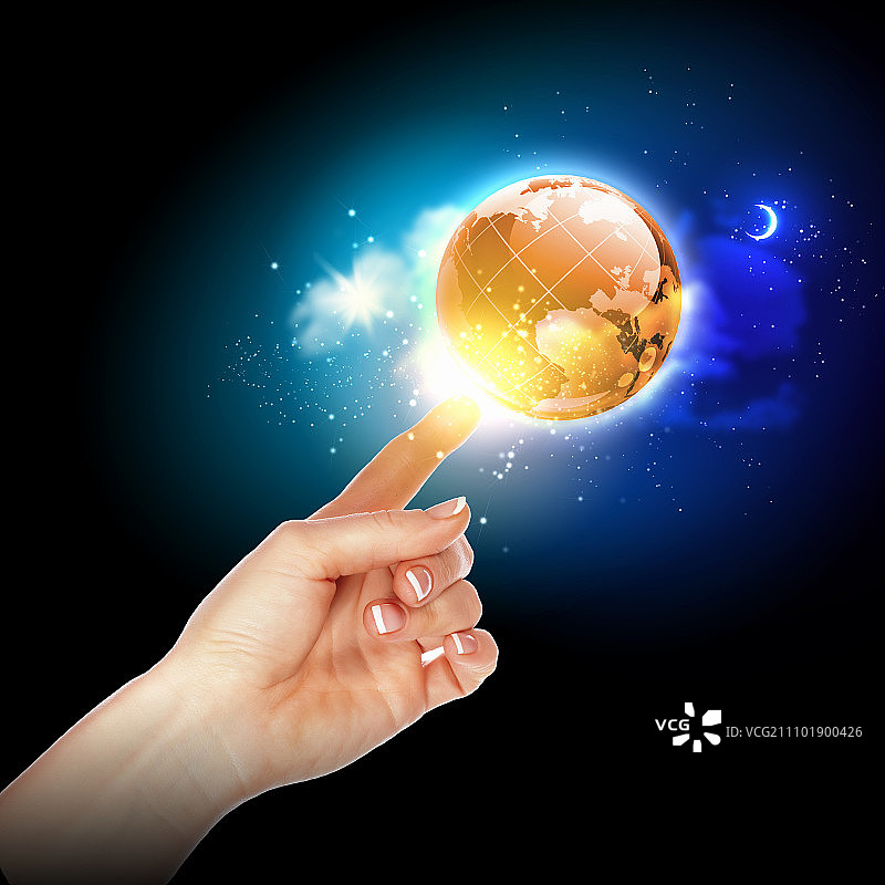 手触碰地球。人类手持发光的地球图片素材