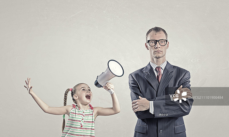 她没有被听到：孩子用扩音器对着漠不关心的成年男子尖叫图片素材