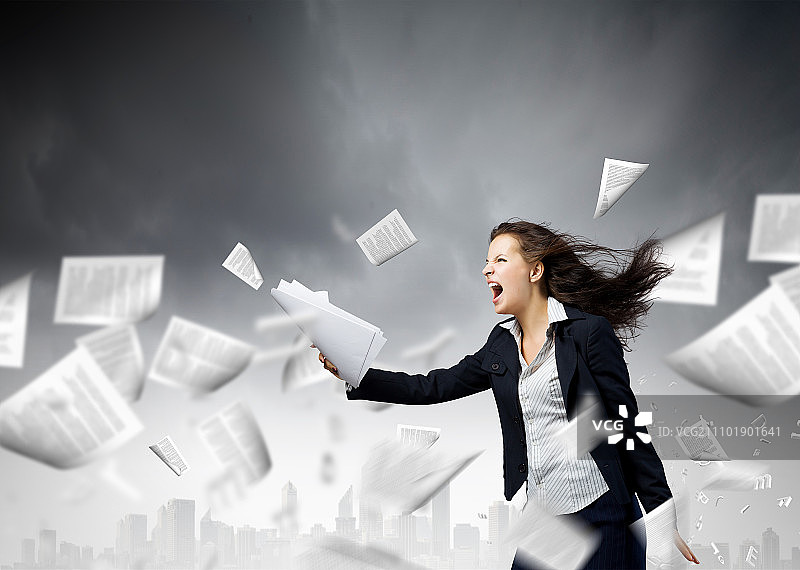 商业挑战：迎难而上的年轻女商人图片素材