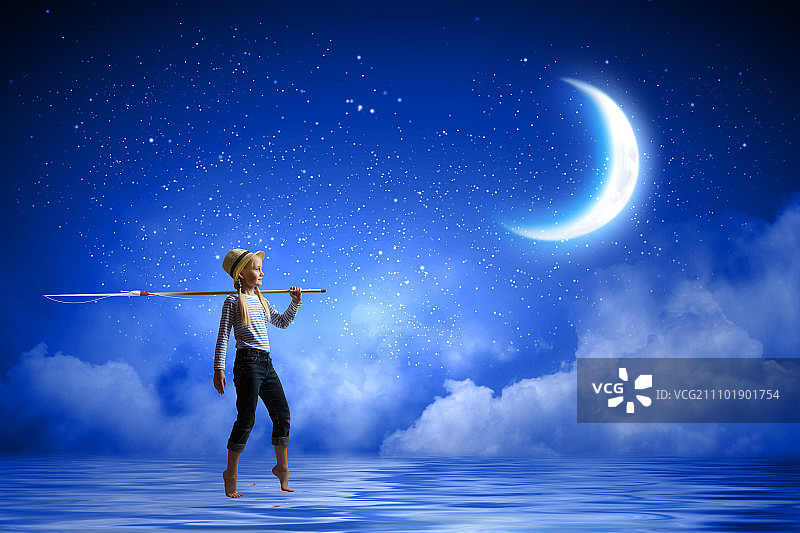 孩子当渔夫，在夜空下拿着钓鱼竿的可爱女孩图片素材