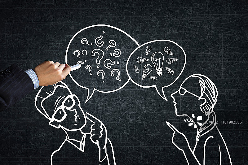 通信概念：在黑墙上用手绘制两人之间的对话图片素材