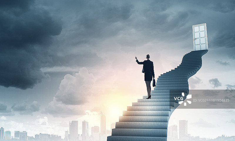 商务女人走上通往天空之门的楼梯，通往成功之路图片素材