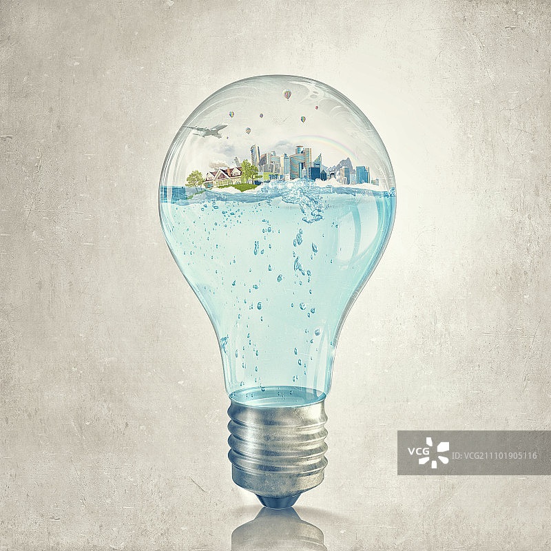 全球变暖概念：装有水和城市景观的玻璃灯泡图片素材