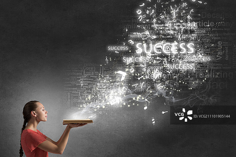 拿着打开的书的女人。穿着红色连衣裙的年轻女人在手中吹书图片素材