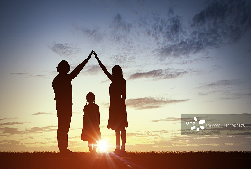 我们是幸福的家庭。由母亲、父亲和孩子组成的三口之家的幸福剪影图片素材