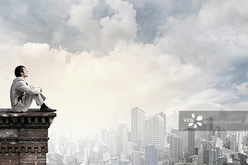 在屋顶休息的白西装商人图片素材