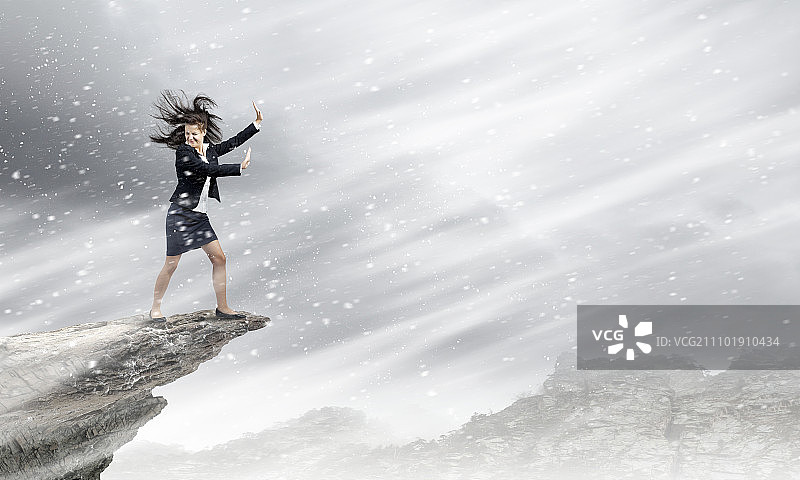 商业挑战：迎难而上的年轻女商人图片素材