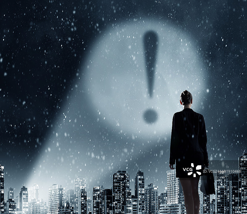 黑暗中的感叹号：站在聚光灯下的女商人与感叹号图片素材