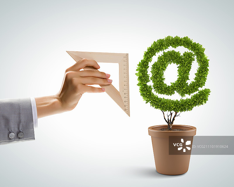 电子邮件概念：盆栽植物@符号图片素材