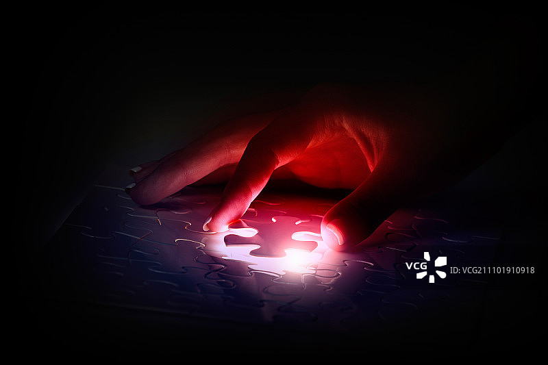 拼图的最后一块：手连接发光拼图碎片图片素材