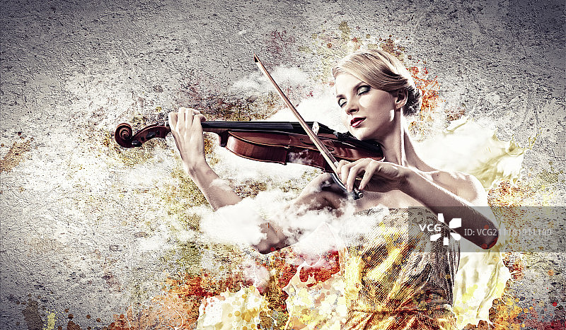 演奏小提琴的漂亮女人。闭着眼睛在水花背景下演奏的美丽女小提琴家图片素材