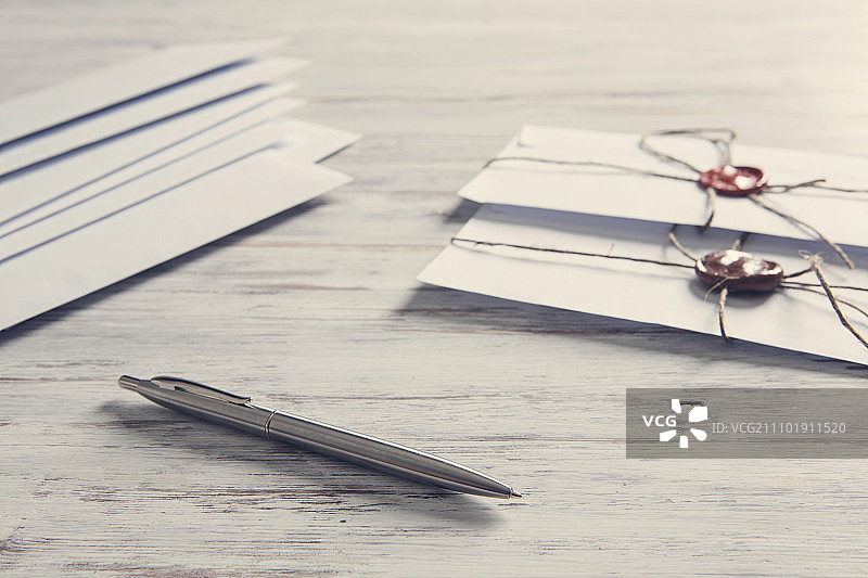 桌子上的带封印的信件，带有蜡封信封的旧邮政概念在木质表面上图片素材