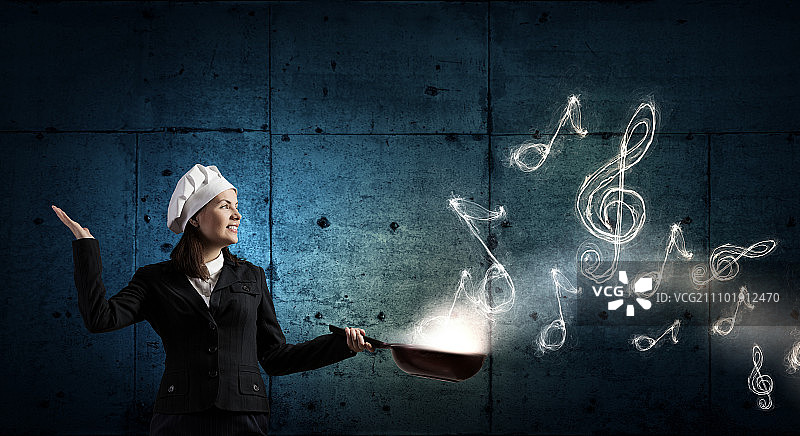 穿着西装戴厨师帽的女商人图片素材