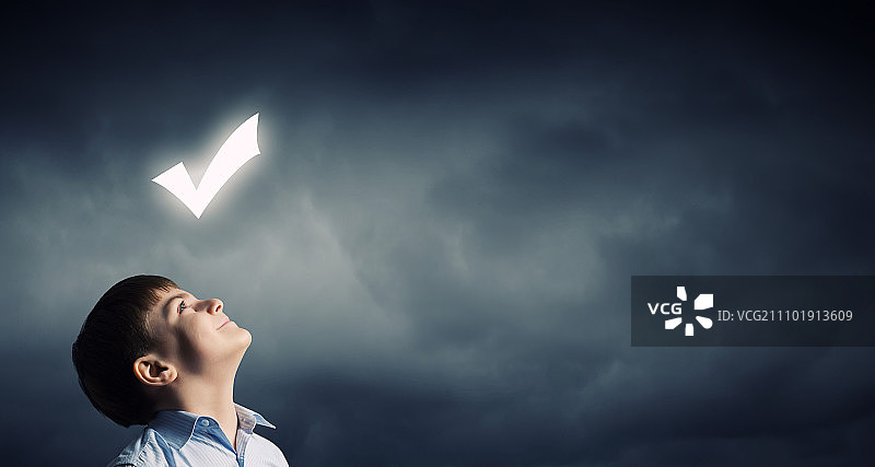 看向上方的小男孩图片素材