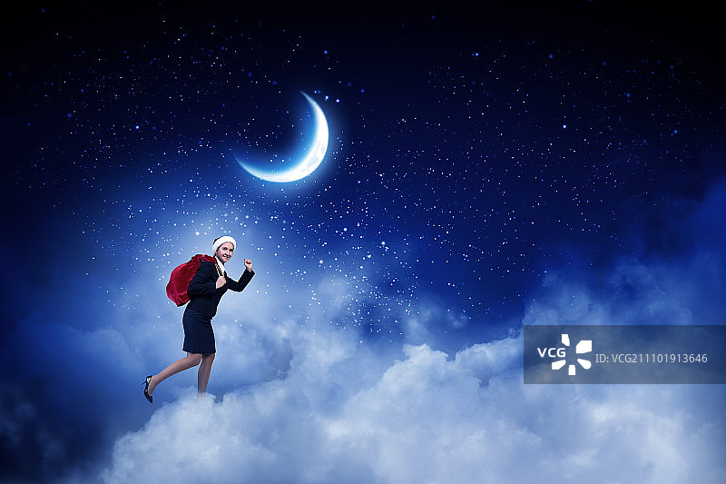 戴着圣诞帽的女商人，背着红色礼品袋奔跑的圣诞女郎图片素材