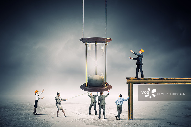 商务时间：商务人士观看沙漏的概念图图片素材