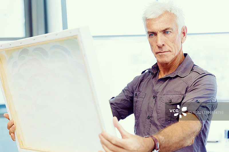 在画廊里沉思艺术品的男人图片素材