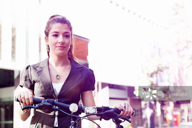 年轻女子骑自行车通勤图片素材