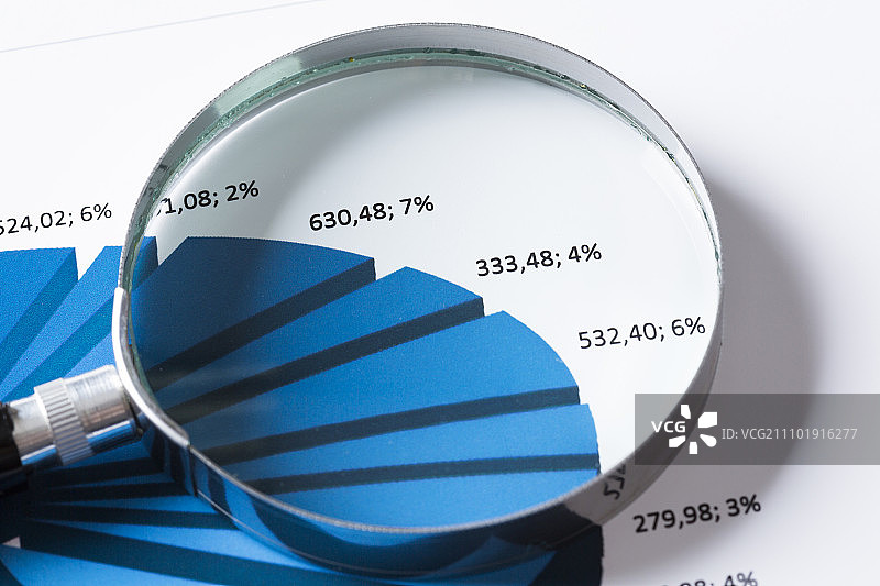 带有分析数据的放大镜和文件图片素材