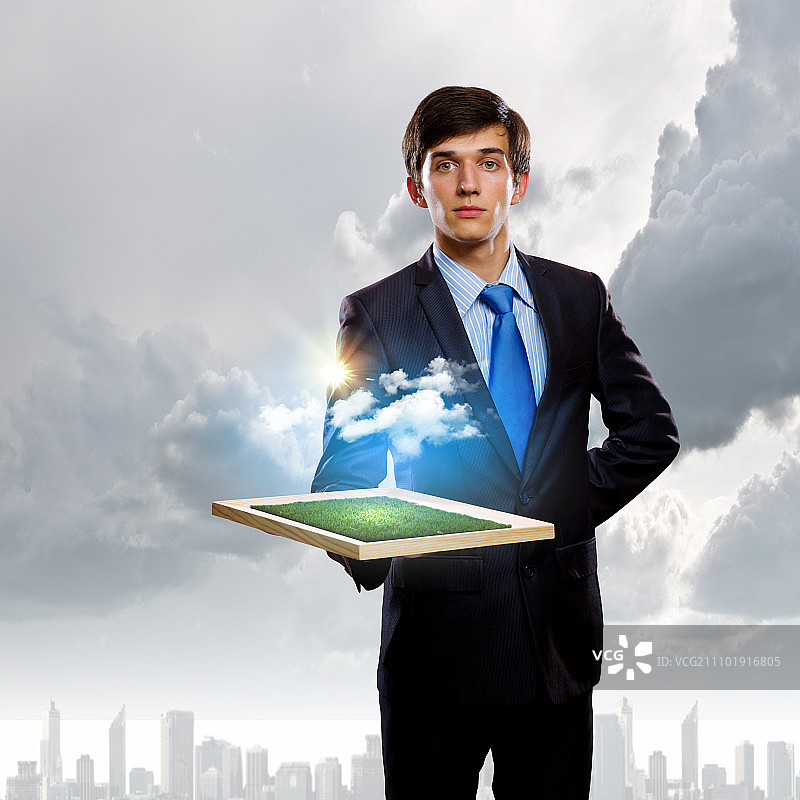 摄影概念：拿着相框的英俊男人图片素材