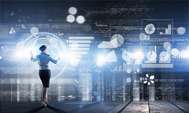 创新技术：商务女性使用数字虚拟面板图片素材