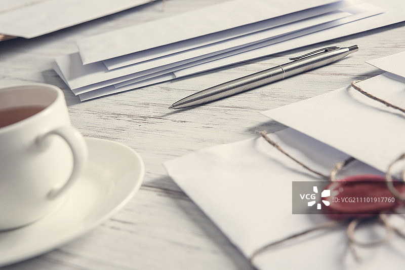 桌子上的带封印的信件，带有蜡封信封的旧邮政概念在木质表面上图片素材